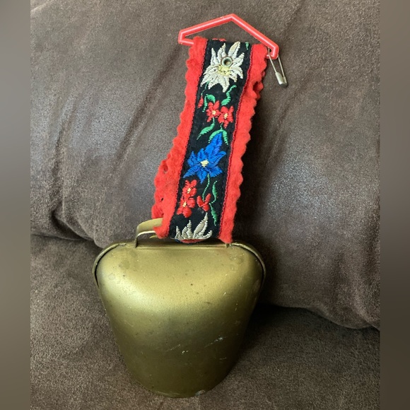 Vintage BRASS COW BELL Hand-Painted Flowers, Decorative Strap Switzerland - Picture 3 of 9